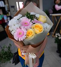 Букет цветов из:  Герберы, Розы и Хризантемы в Большое Сареево